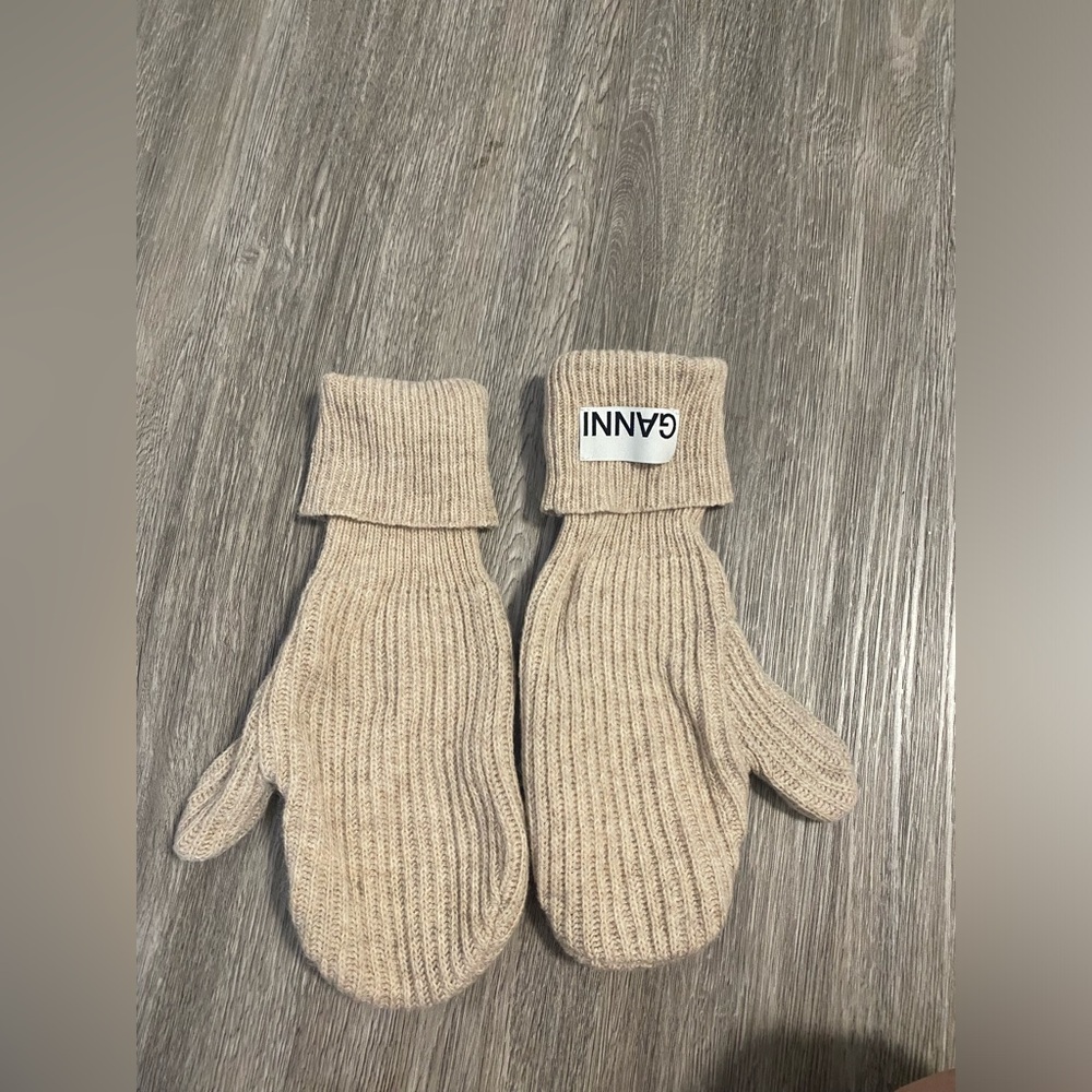 Ganni mittens